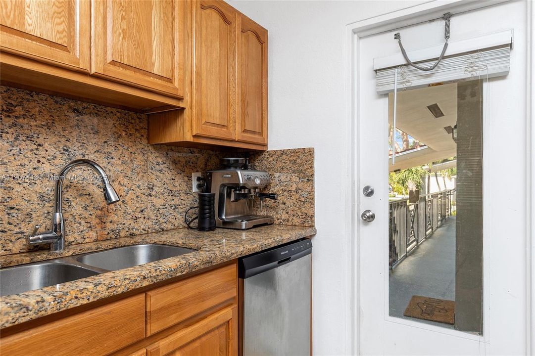 For Rent: $2,900 (2 beds, 2 baths, 899 Square Feet)