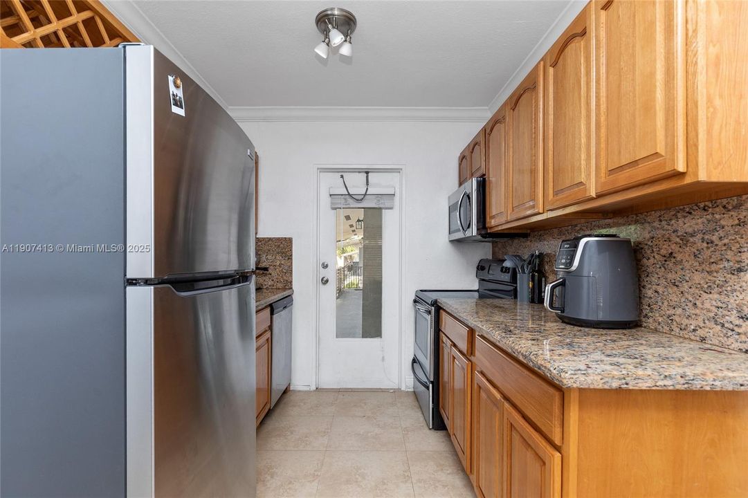 For Rent: $2,900 (2 beds, 2 baths, 899 Square Feet)