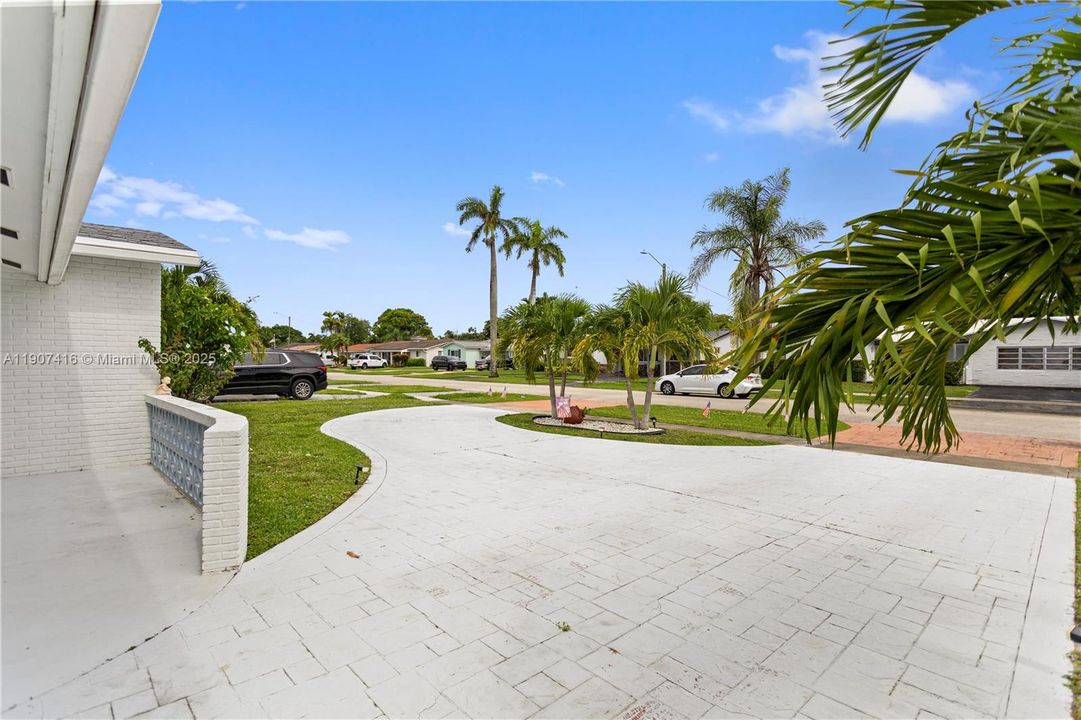 For Sale: $774,700 (4 beds, 3 baths, 2520 Square Feet)