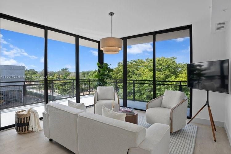 出租: $3,395 (2 贝兹, 2 浴室, 516192 平方英尺)