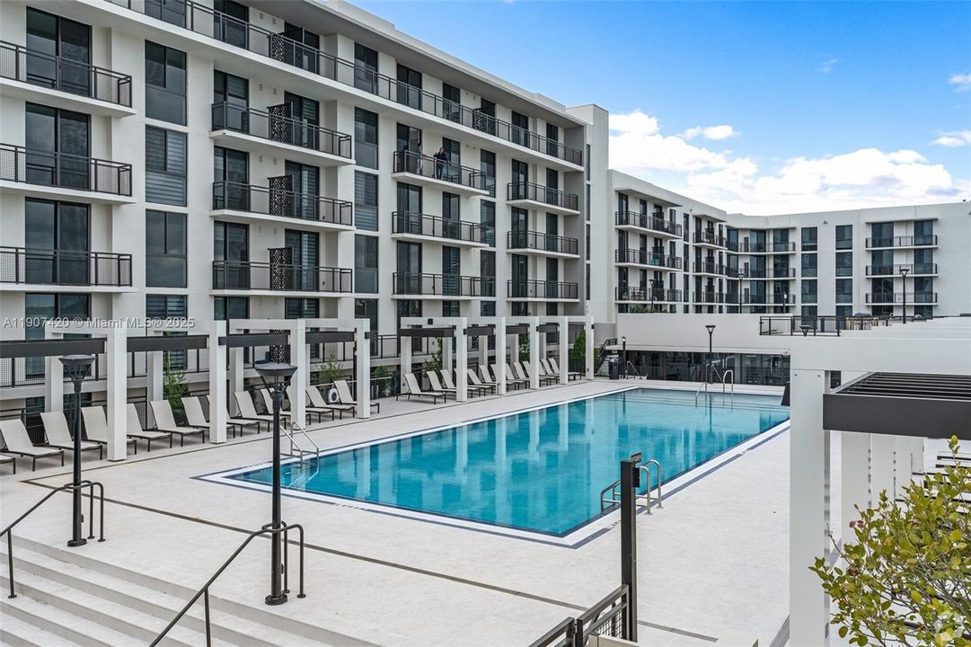 出租: $3,395 (2 贝兹, 2 浴室, 516192 平方英尺)