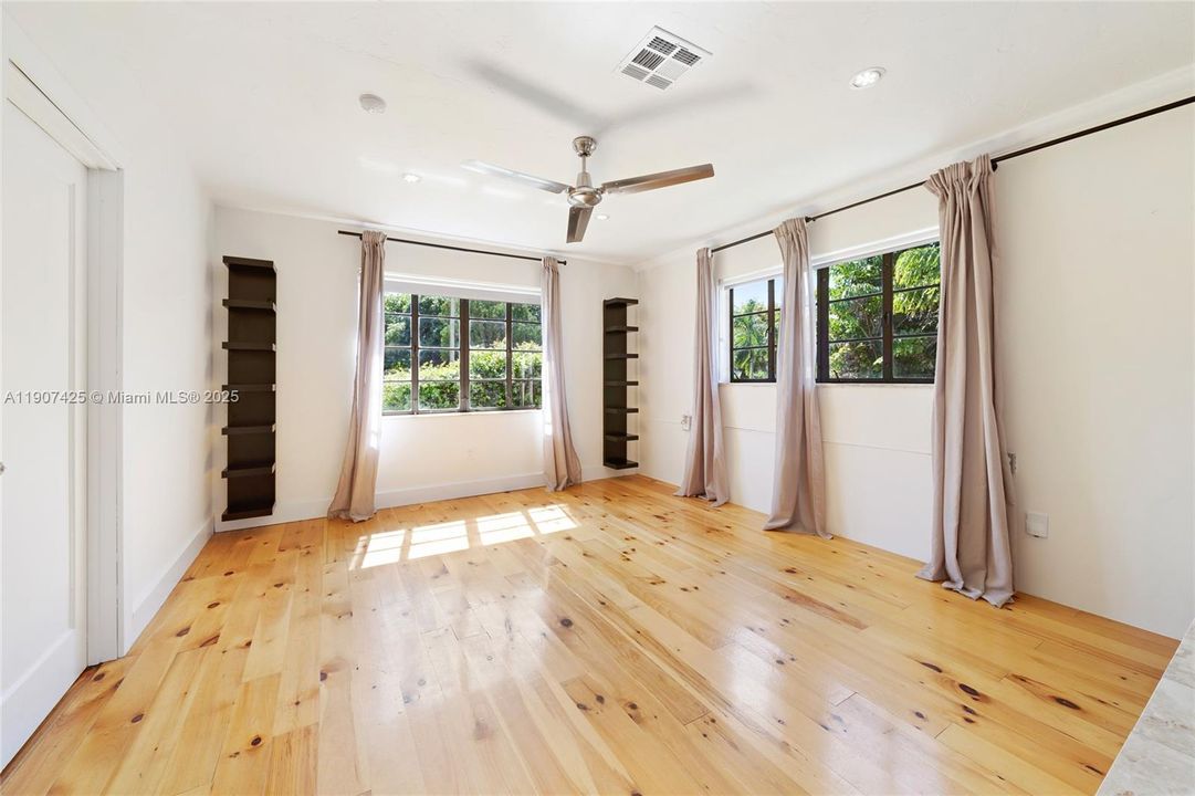 Под контрактом: $4,600 (3 спален, 3 ванн, 1576 Квадратных фут)