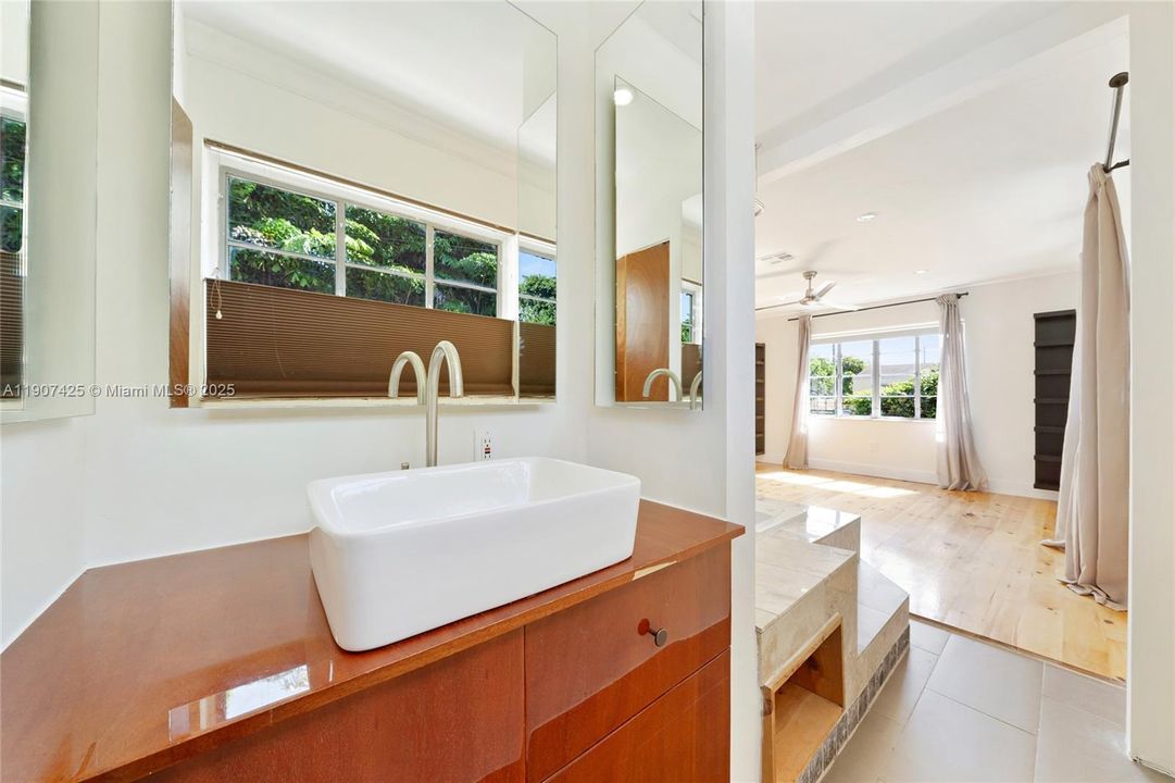 Под контрактом: $4,600 (3 спален, 3 ванн, 1576 Квадратных фут)