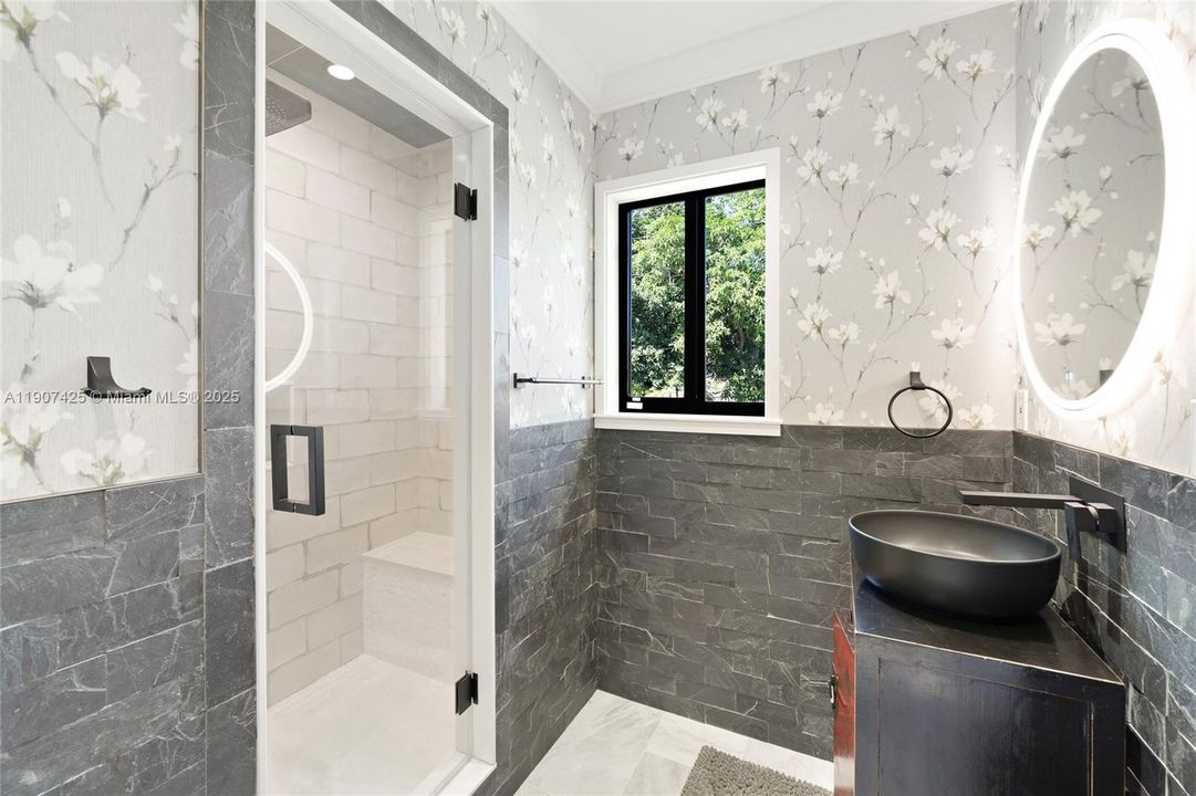 Под контрактом: $4,600 (3 спален, 3 ванн, 1576 Квадратных фут)