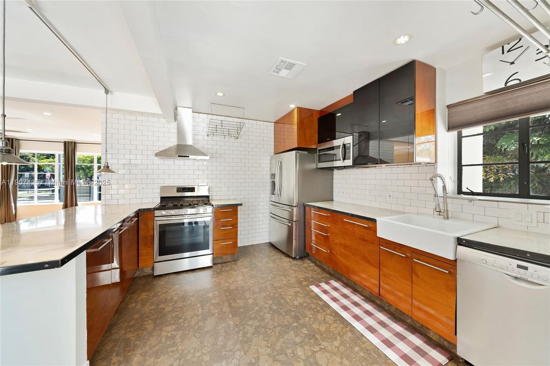 Под контрактом: $4,600 (3 спален, 3 ванн, 1576 Квадратных фут)