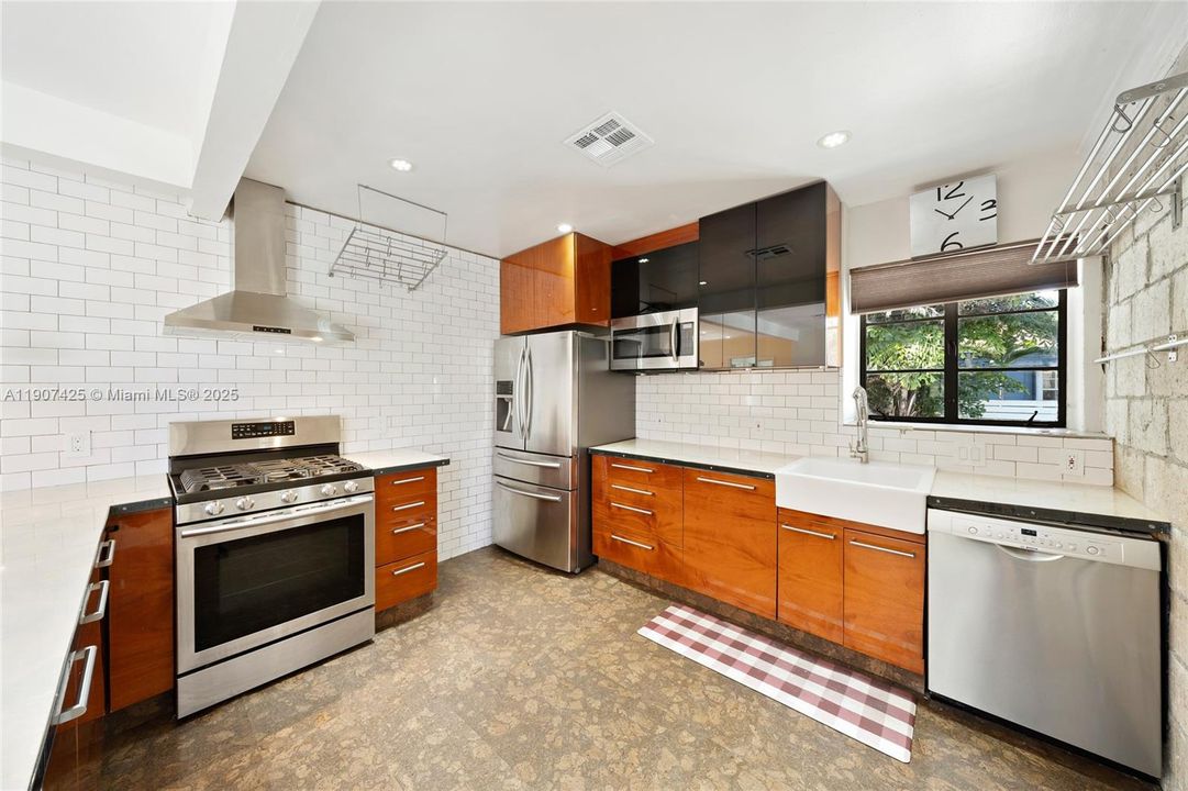 Под контрактом: $4,600 (3 спален, 3 ванн, 1576 Квадратных фут)