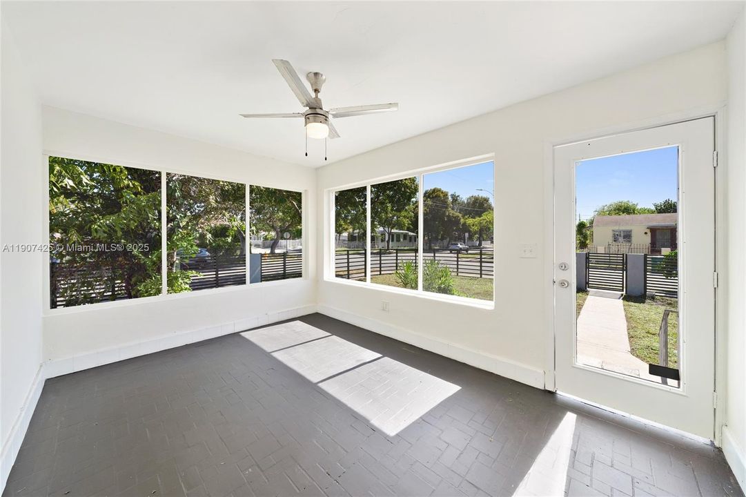 Под контрактом: $4,600 (3 спален, 3 ванн, 1576 Квадратных фут)