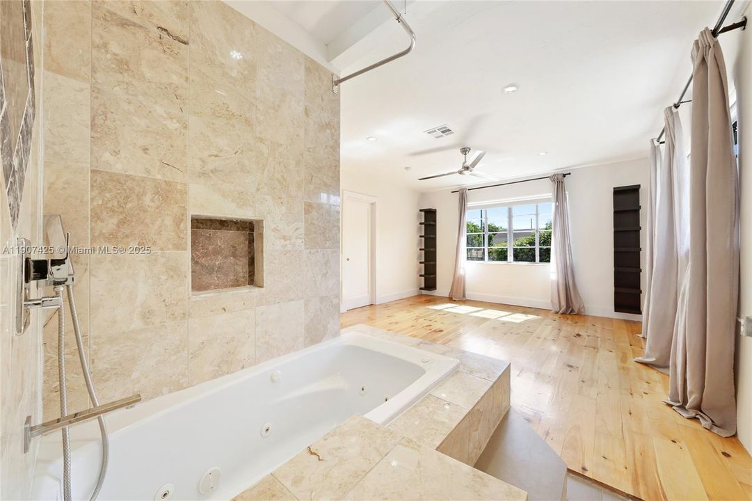 Под контрактом: $4,600 (3 спален, 3 ванн, 1576 Квадратных фут)