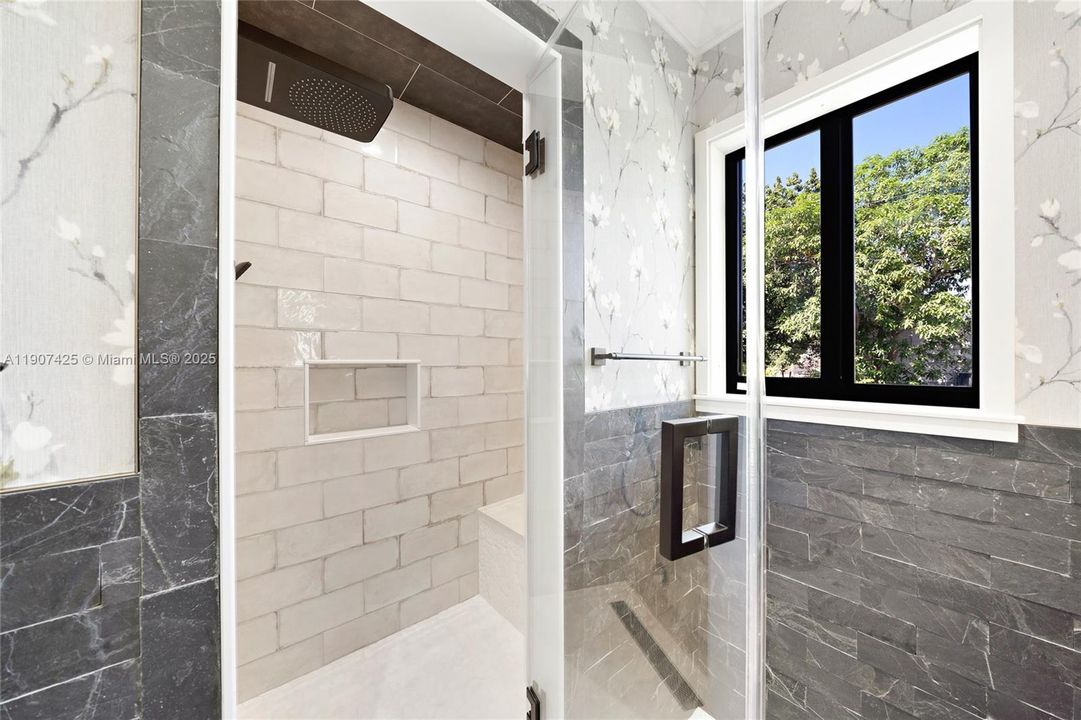 Под контрактом: $4,600 (3 спален, 3 ванн, 1576 Квадратных фут)