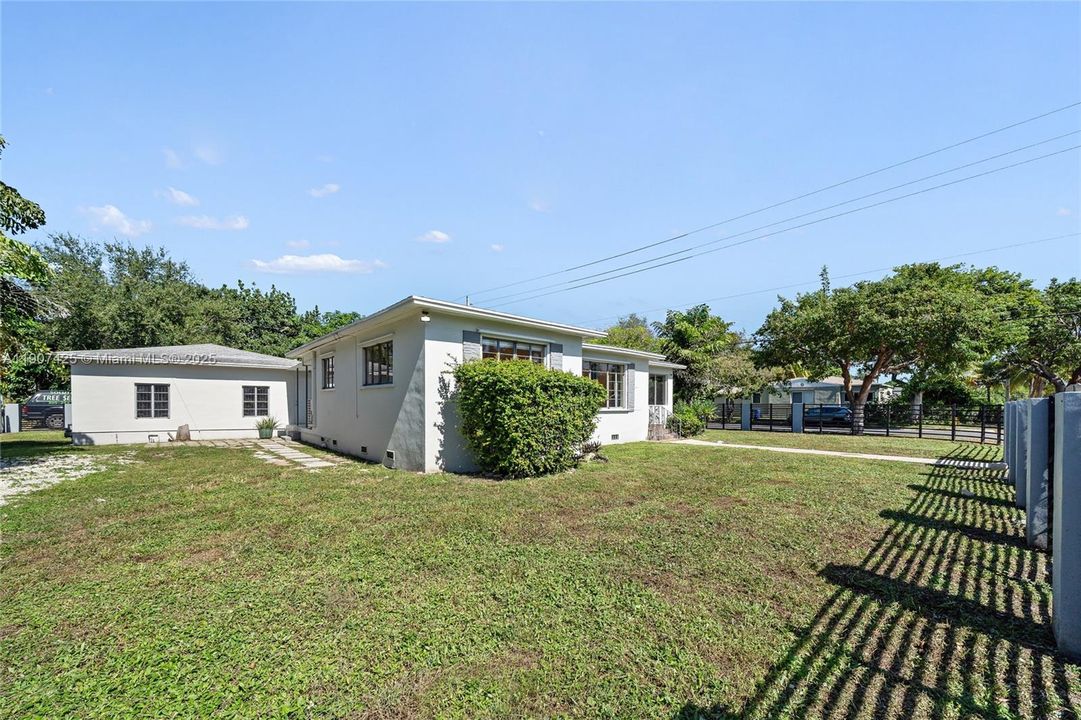 Под контрактом: $4,600 (3 спален, 3 ванн, 1576 Квадратных фут)