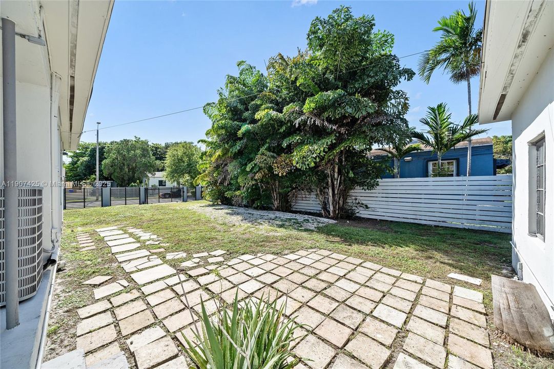 Под контрактом: $4,600 (3 спален, 3 ванн, 1576 Квадратных фут)