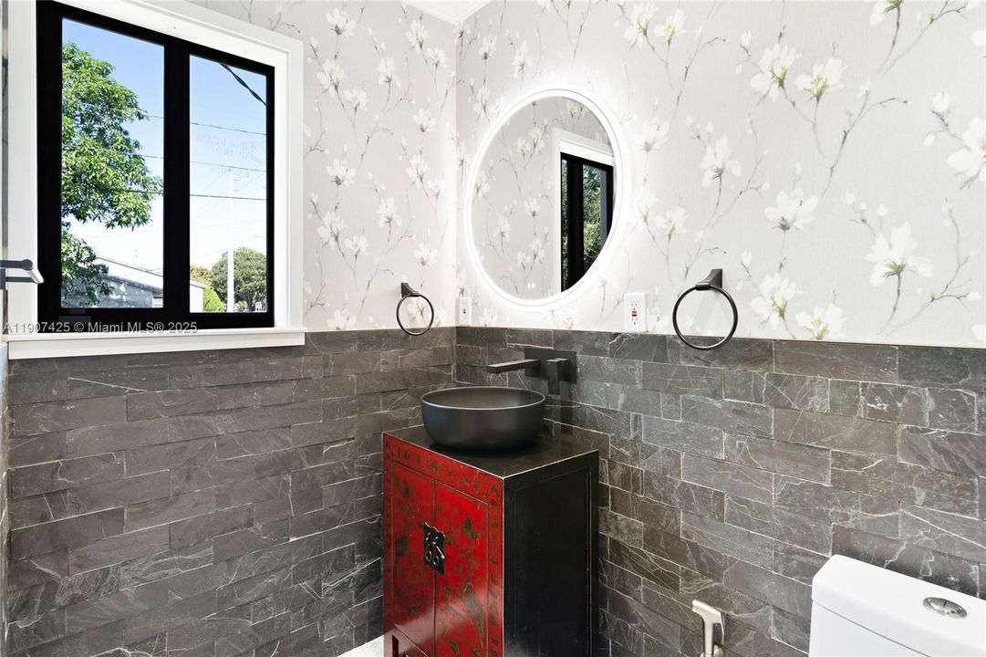 Под контрактом: $4,600 (3 спален, 3 ванн, 1576 Квадратных фут)