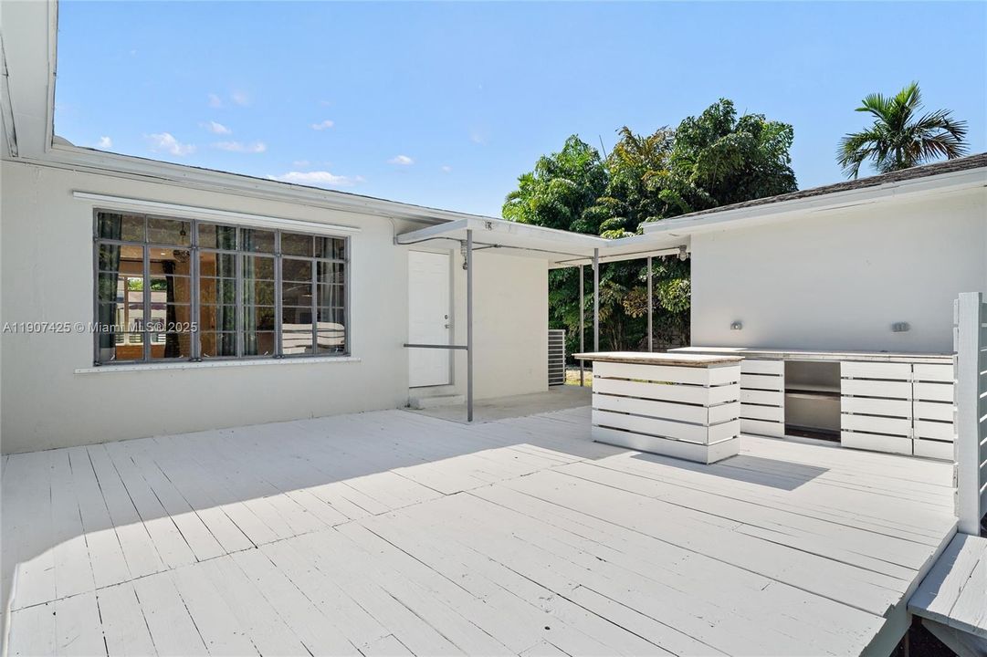 Под контрактом: $4,600 (3 спален, 3 ванн, 1576 Квадратных фут)