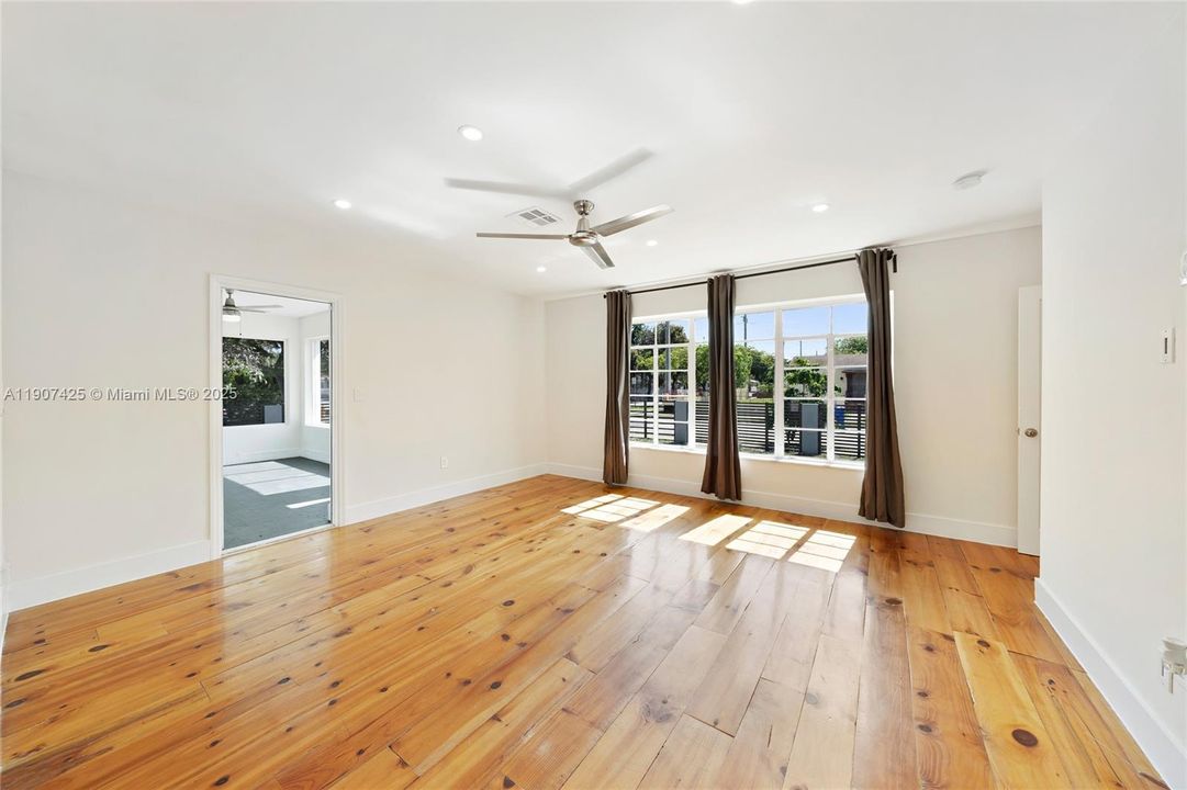 Под контрактом: $4,600 (3 спален, 3 ванн, 1576 Квадратных фут)