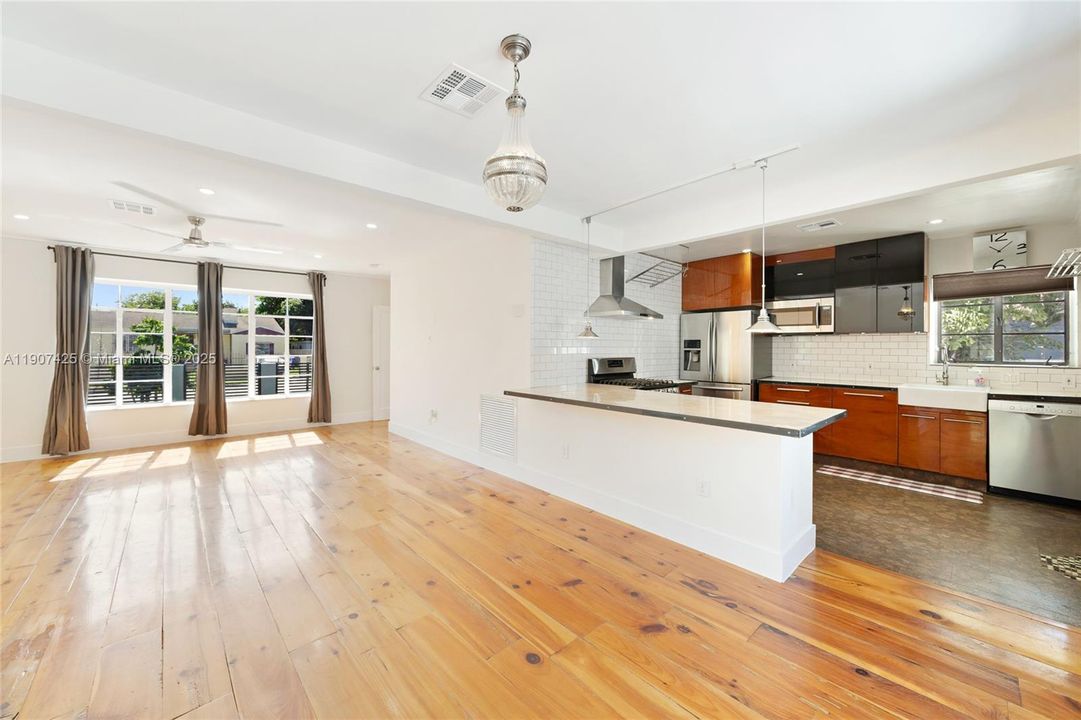 Под контрактом: $4,600 (3 спален, 3 ванн, 1576 Квадратных фут)