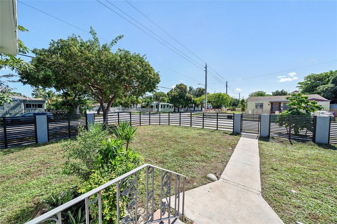 Под контрактом: $4,600 (3 спален, 3 ванн, 1576 Квадратных фут)