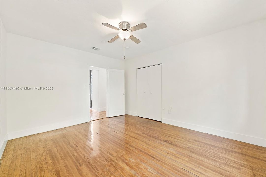 Под контрактом: $4,600 (3 спален, 3 ванн, 1576 Квадратных фут)