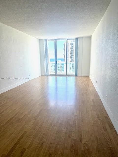 For Rent: $2,450 (1 beds, 1 baths, 1005 Square Feet)