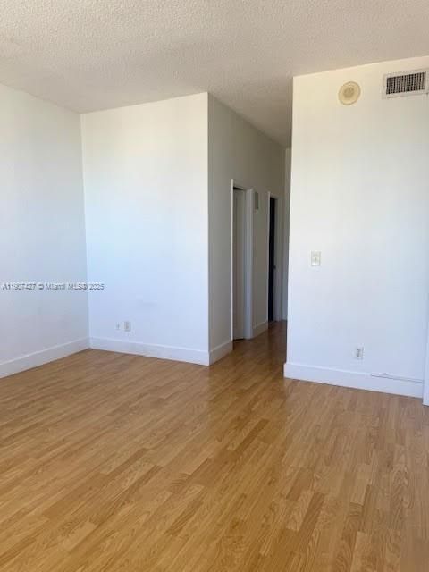 For Rent: $2,450 (1 beds, 1 baths, 1005 Square Feet)