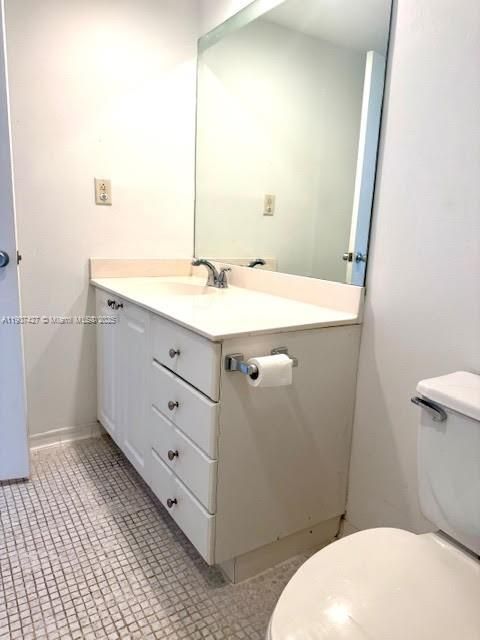 For Rent: $2,450 (1 beds, 1 baths, 1005 Square Feet)