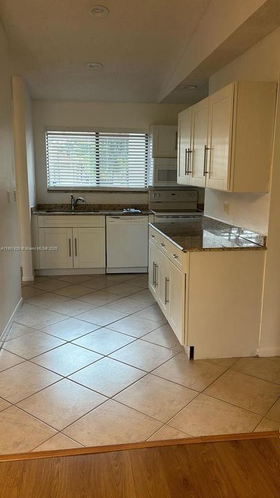 Под контрактом: $2,450 (2 спален, 2 ванн, 1154 Квадратных фут)