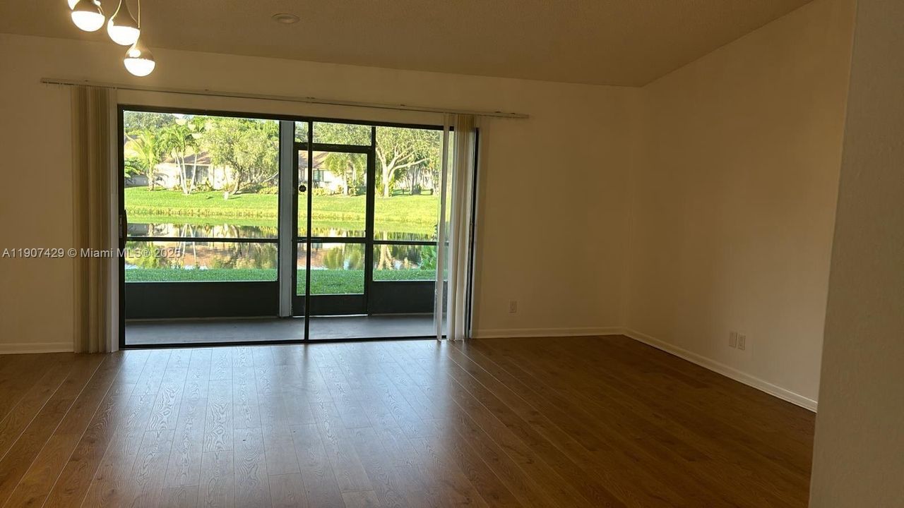 Под контрактом: $2,450 (2 спален, 2 ванн, 1154 Квадратных фут)