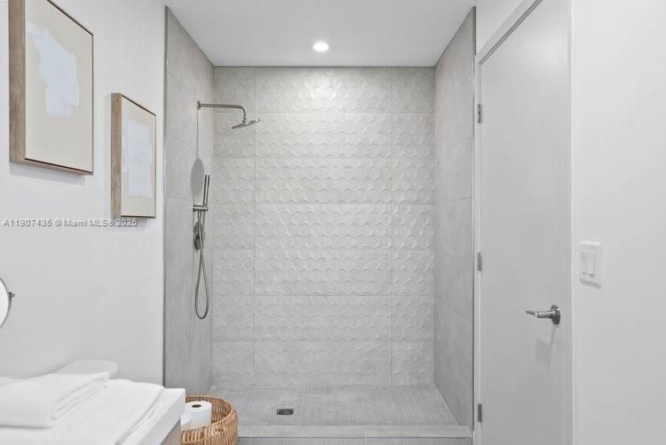 出租: $4,350 (3 贝兹, 2 浴室, 516192 平方英尺)