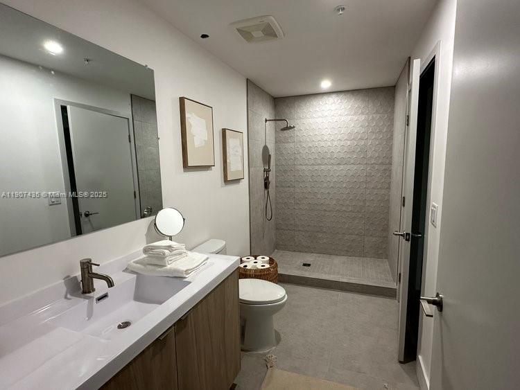 出租: $4,350 (3 贝兹, 2 浴室, 516192 平方英尺)