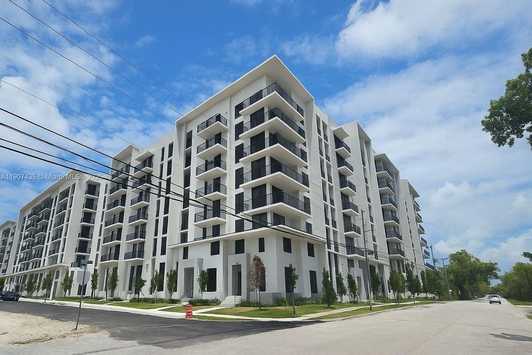 出租: $4,350 (3 贝兹, 2 浴室, 516192 平方英尺)