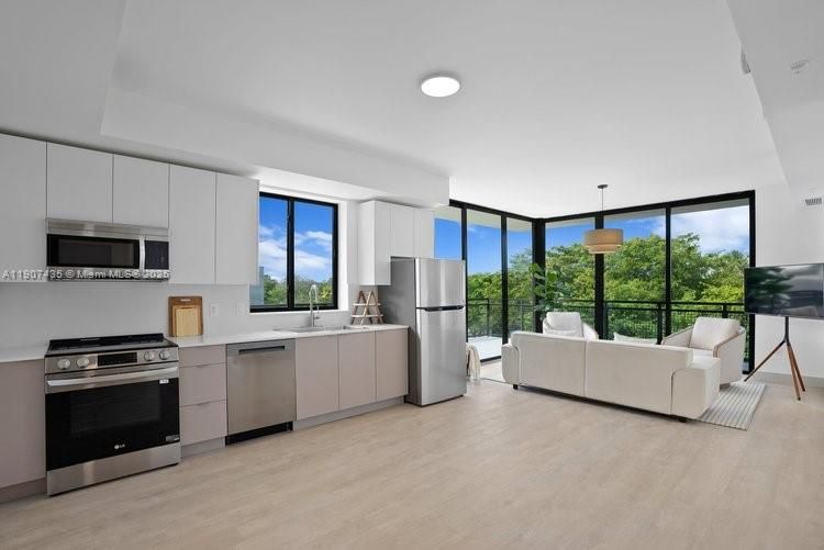 出租: $4,350 (3 贝兹, 2 浴室, 516192 平方英尺)