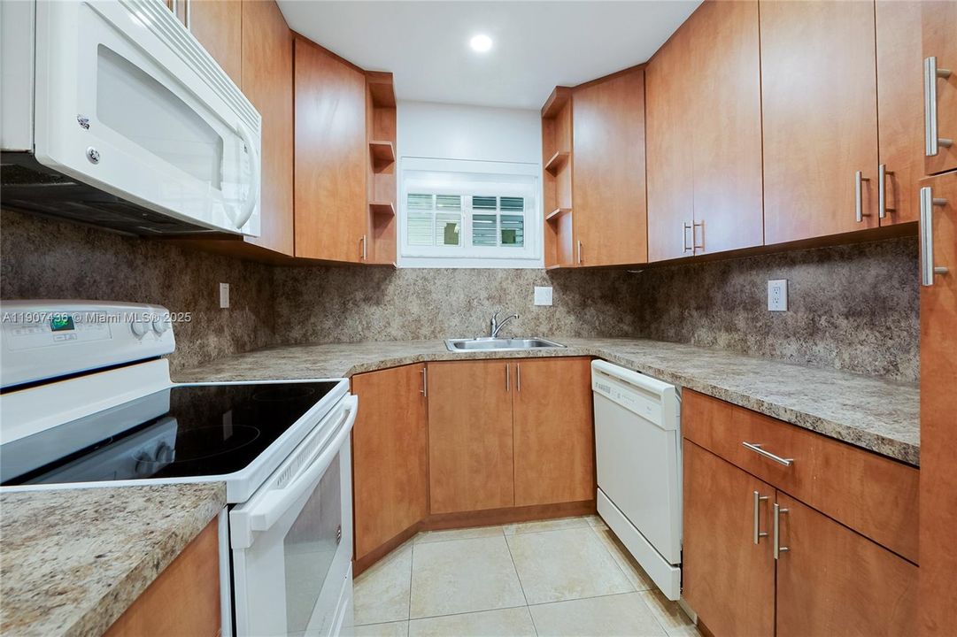 Active With Contract: $2,450 (2 beds, 1 baths, 876 Square Feet)