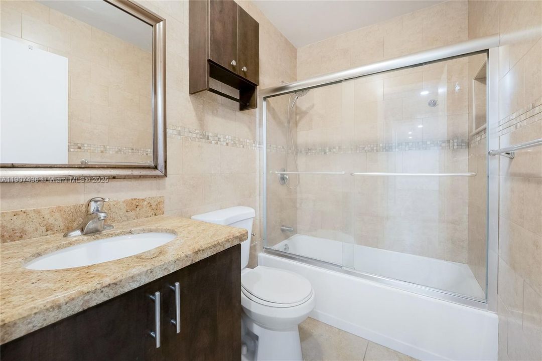 Active With Contract: $2,450 (2 beds, 1 baths, 876 Square Feet)