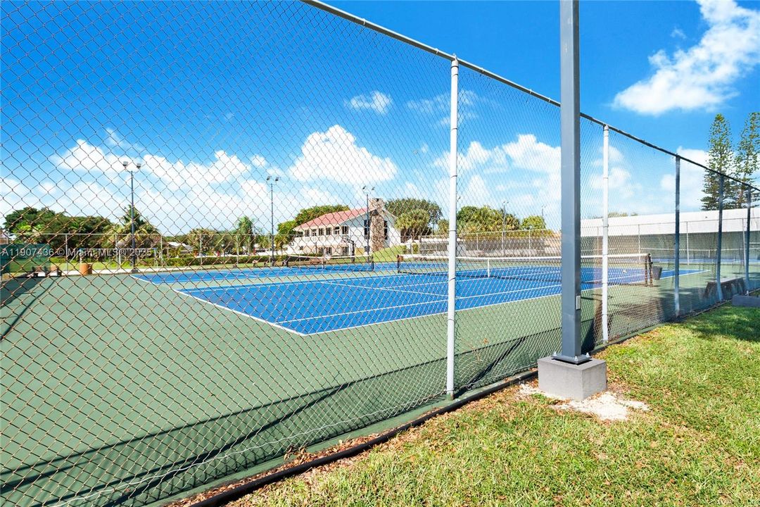 Active With Contract: $2,450 (2 beds, 1 baths, 876 Square Feet)