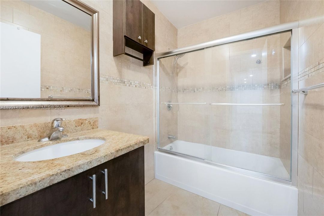 Active With Contract: $2,450 (2 beds, 1 baths, 876 Square Feet)