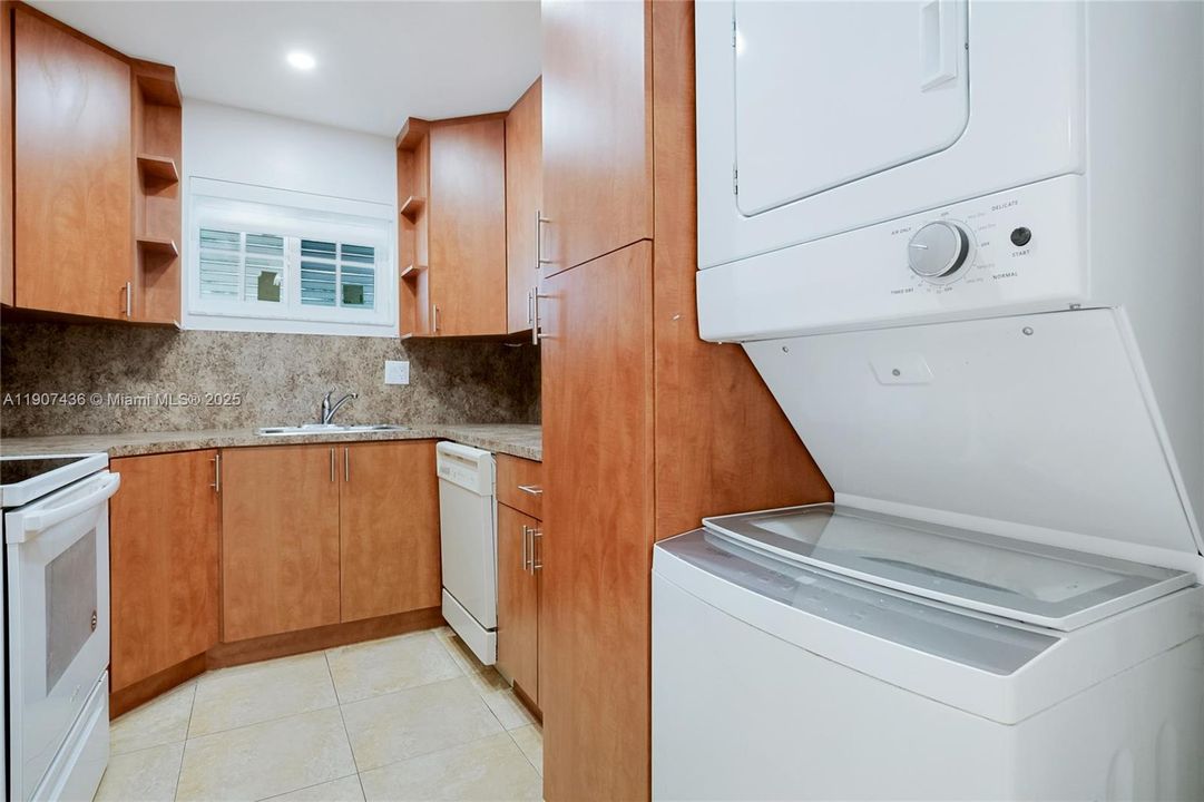Active With Contract: $2,450 (2 beds, 1 baths, 876 Square Feet)