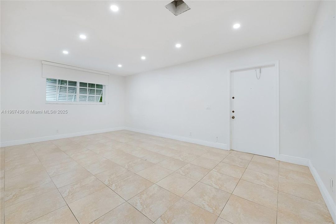 Active With Contract: $2,450 (2 beds, 1 baths, 876 Square Feet)