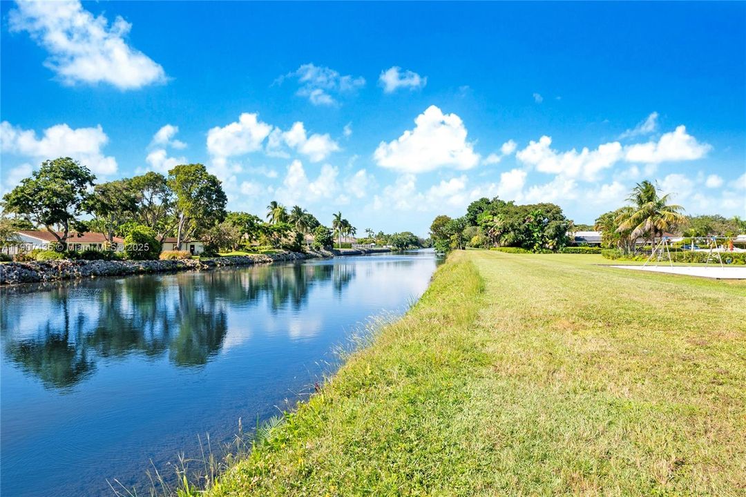 Active With Contract: $2,450 (2 beds, 1 baths, 876 Square Feet)