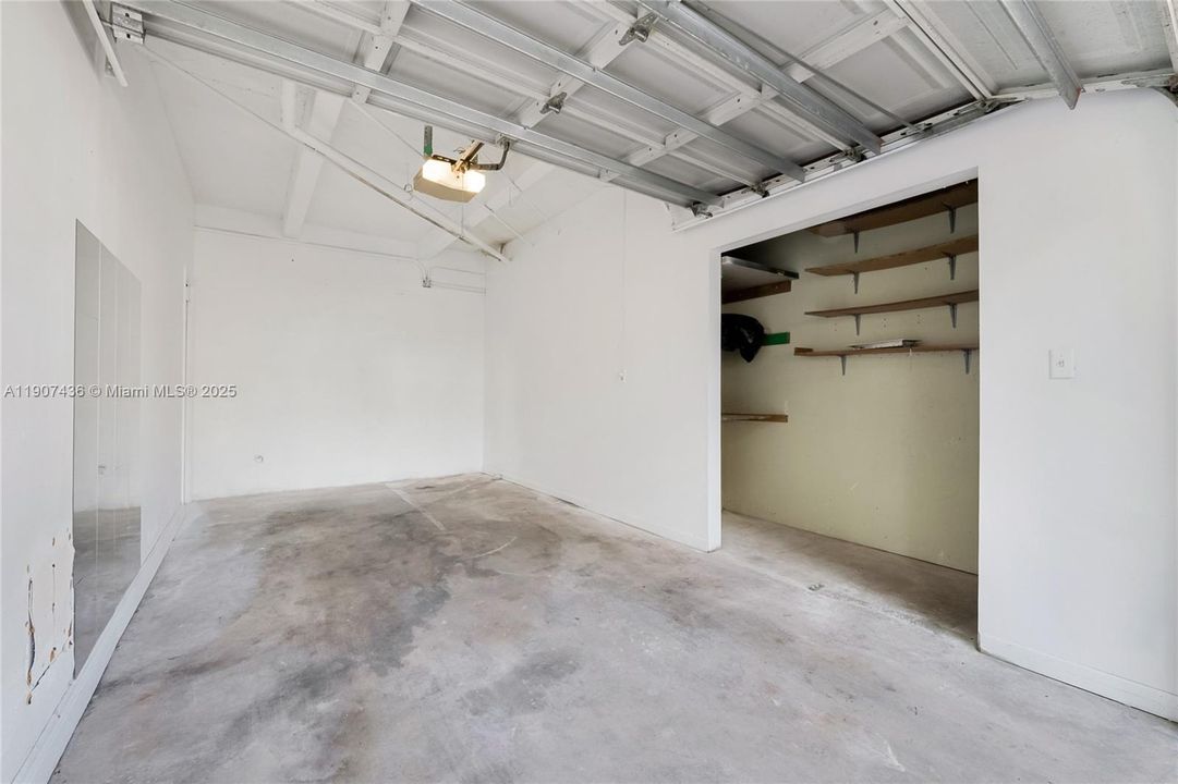 Active With Contract: $2,450 (2 beds, 1 baths, 876 Square Feet)