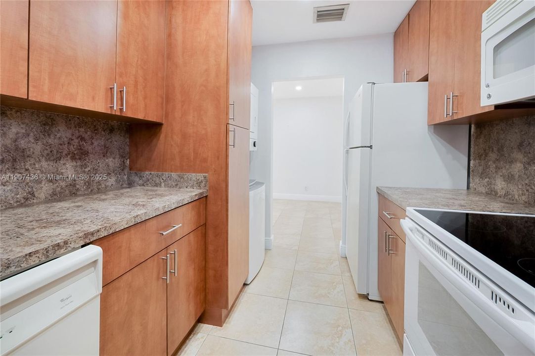 Active With Contract: $2,450 (2 beds, 1 baths, 876 Square Feet)