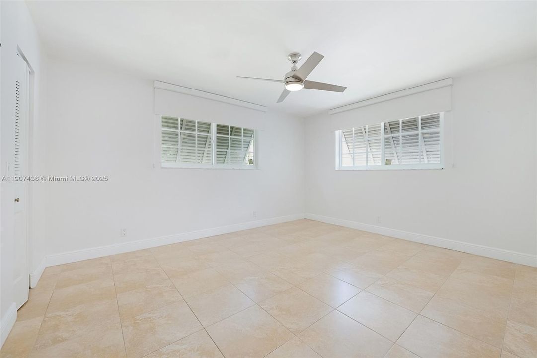 Active With Contract: $2,450 (2 beds, 1 baths, 876 Square Feet)