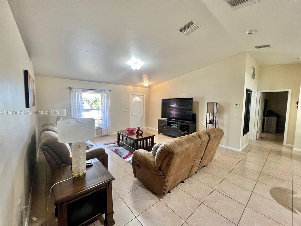 For Sale: $274,999 (3 beds, 2 baths, 1398 Square Feet)