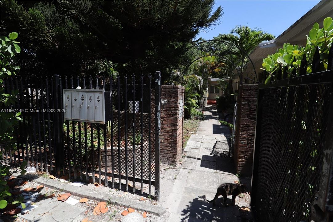 Active With Contract: $1,450 (1 beds, 1 baths, 0 Square Feet)