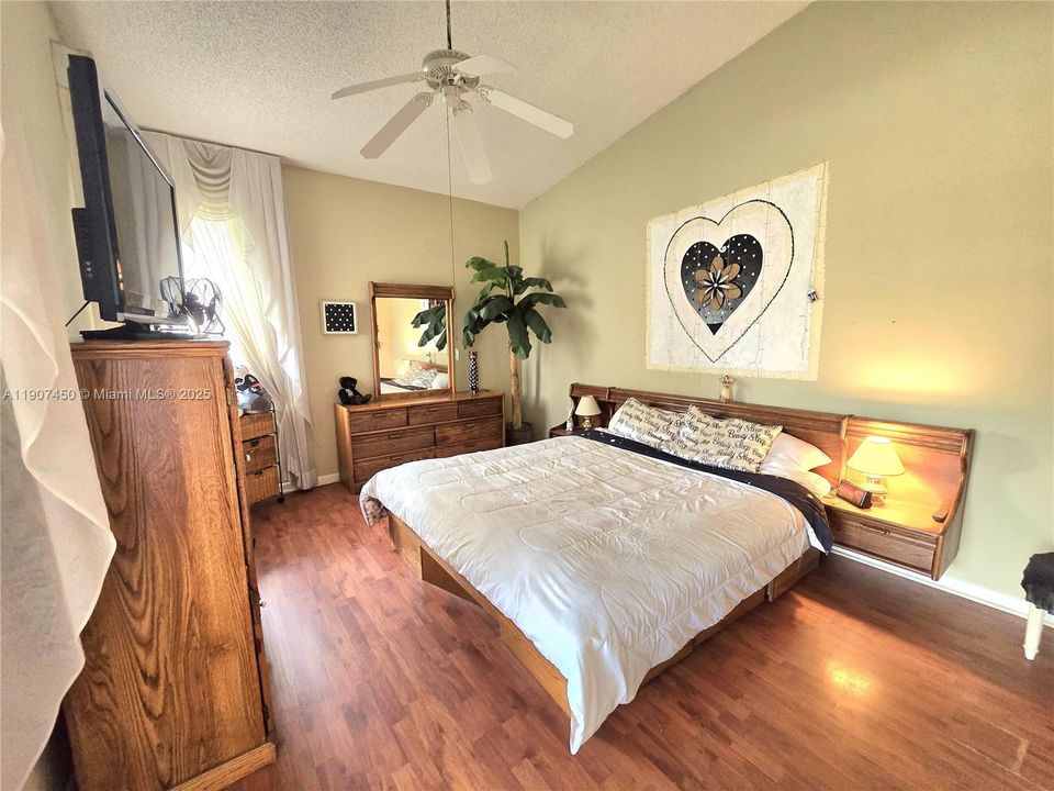 Active With Contract: $249,900 (2 beds, 2 baths, 1176 Square Feet)