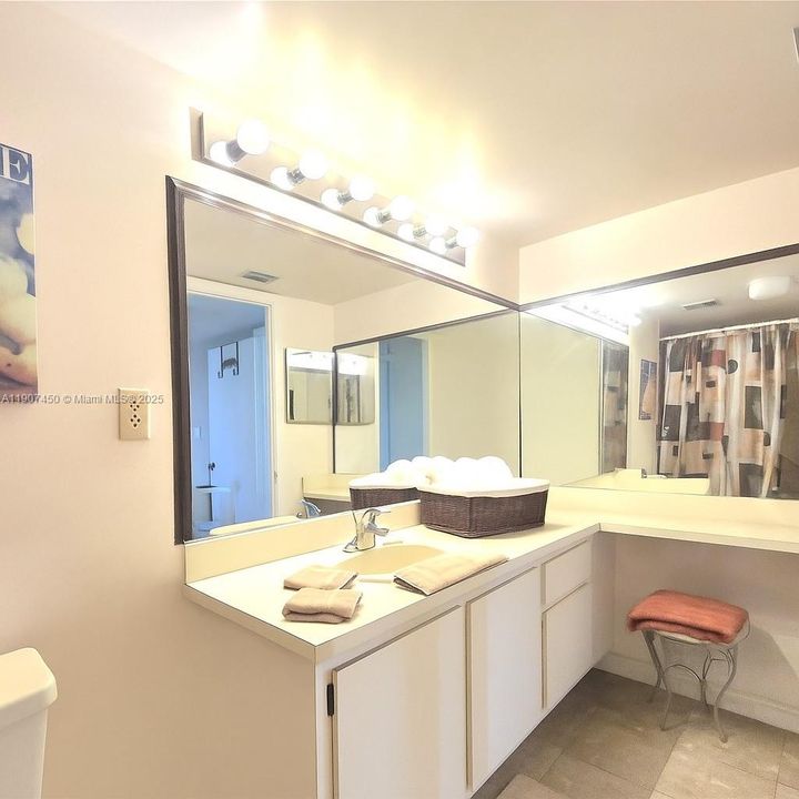 Active With Contract: $249,900 (2 beds, 2 baths, 1176 Square Feet)