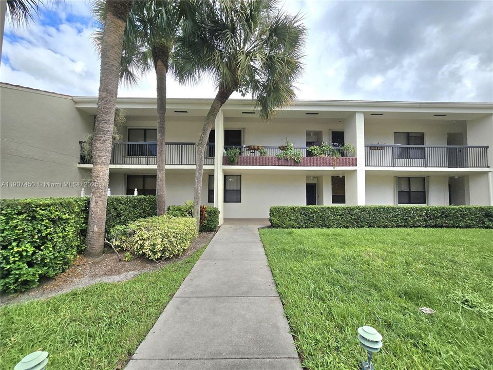 Active With Contract: $249,900 (2 beds, 2 baths, 1176 Square Feet)