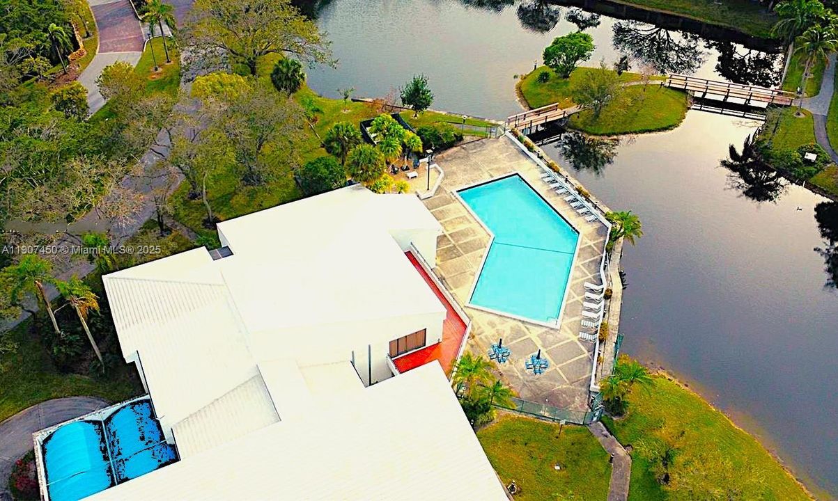 Active With Contract: $249,900 (2 beds, 2 baths, 1176 Square Feet)