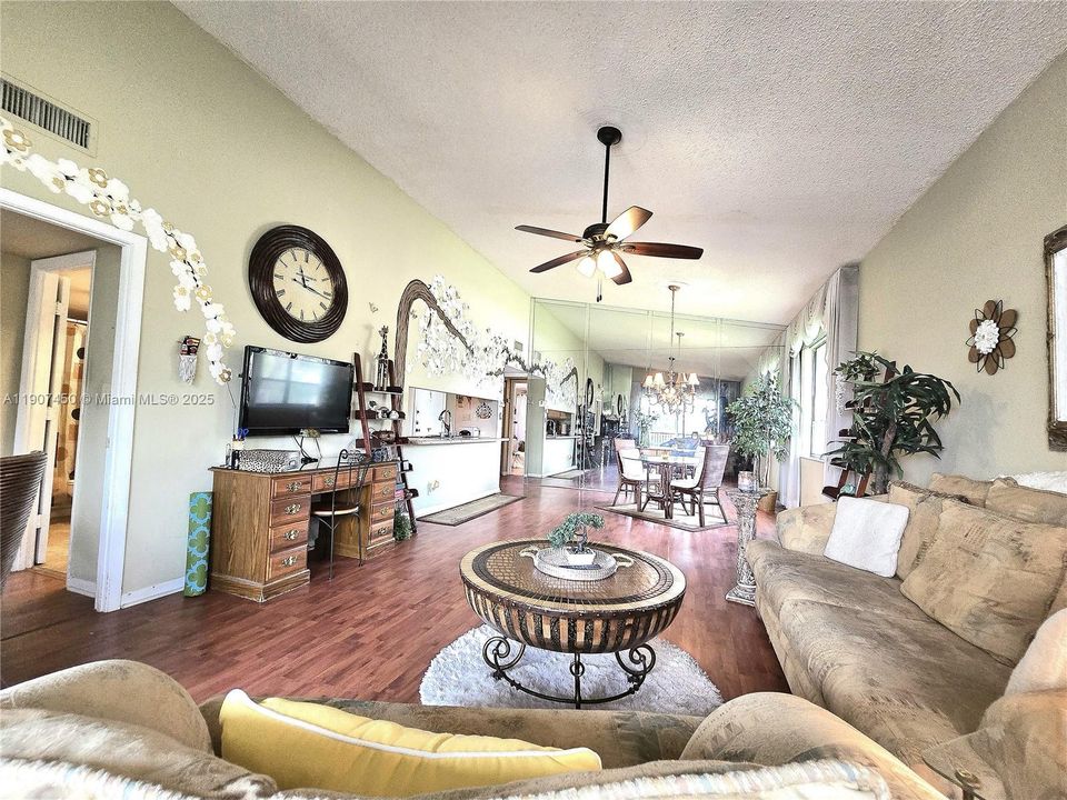 Active With Contract: $249,900 (2 beds, 2 baths, 1176 Square Feet)