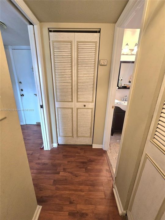 Active With Contract: $249,900 (2 beds, 2 baths, 1176 Square Feet)