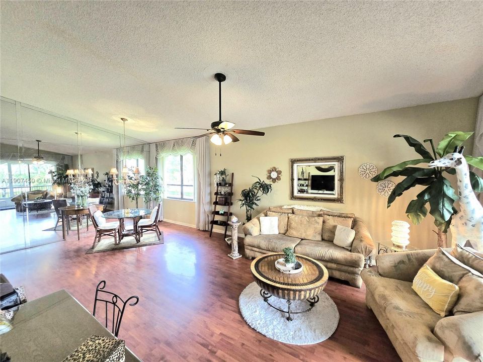 Active With Contract: $249,900 (2 beds, 2 baths, 1176 Square Feet)