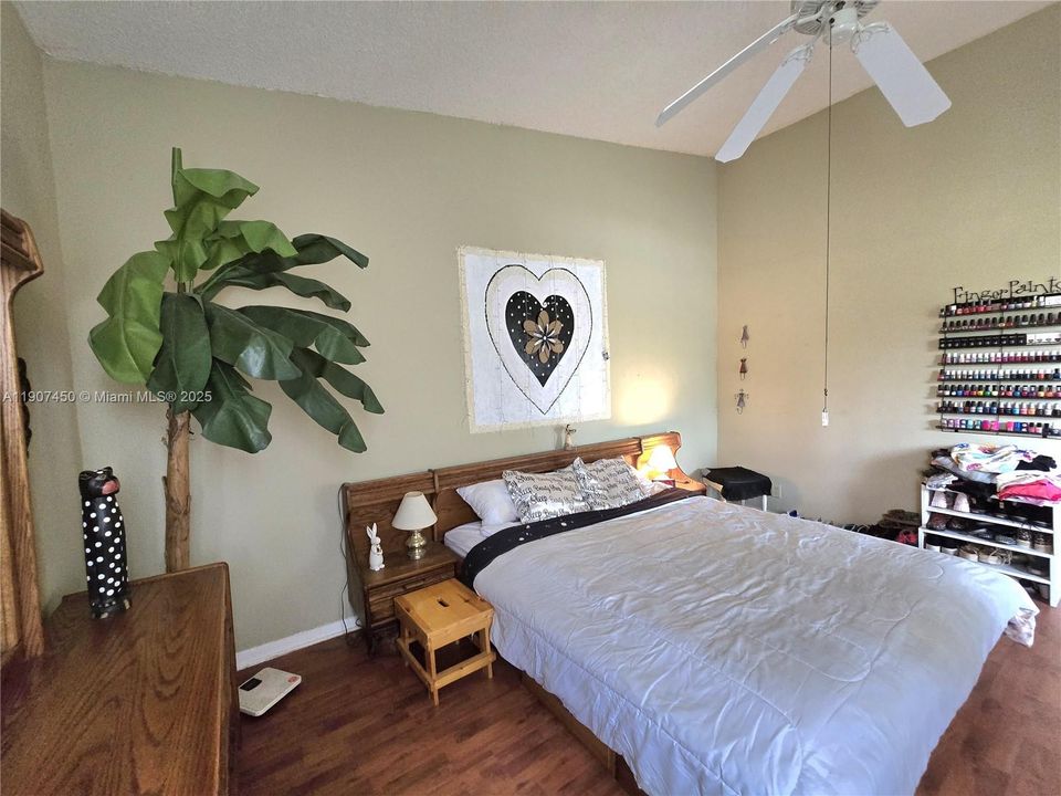 Active With Contract: $249,900 (2 beds, 2 baths, 1176 Square Feet)